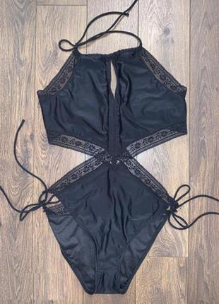 Красивый ажурный черный сдельный купальник на завязках с кружевом s/м