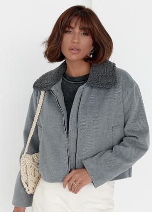 Женское короткое пальто на молнии серого цвета. модель 0005