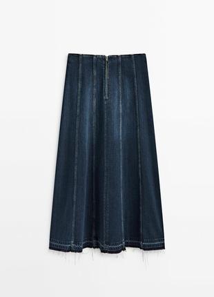 Джинсовая юбка миди со швами и потертым подолом6 фото
