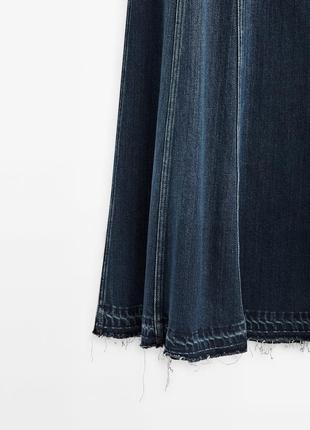 Джинсовая юбка миди со швами и потертым подолом8 фото
