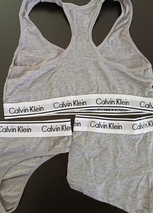 Женский серый комплект нижнего белья calvin klein тройка топ+стринги+шорты2 фото