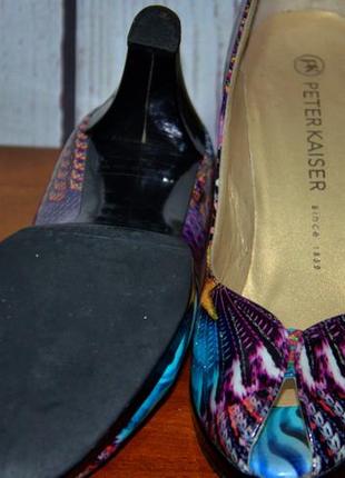 Лаковые яркие туфли на каблуке с открытым носком7 фото