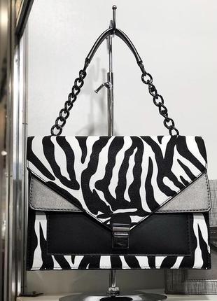 Женская красивая сумка с цепочкой черно-белая зебра1 фото