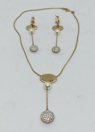 Набор комплект женской бижутерии в стиле bvlgari подвеска и сережки из золотистого металла с камнями