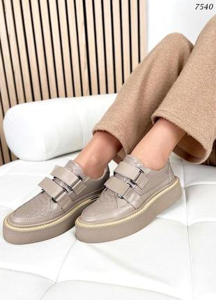 Стильні жіночі шкіряні кросівки бежевого кольору з тисненням, комфортні натуральні кросівки на липучках