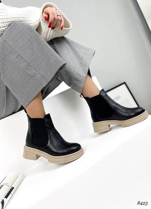 Стильні натуральні шкіряні ботинки чорного кольору, трендові жіночі черевики, челсі на резинках, зима та демі