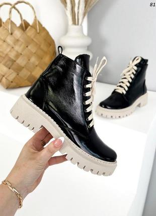 Стильні натуральні лакові ботинки чорного кольору, трендові жіночі черевики на шнурівці, зима та демі2 фото