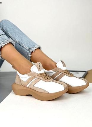 Стильні жіночі натуральні кросівки біло-бежевого кольору, комфортні натуральні кросівки на шнурівці
