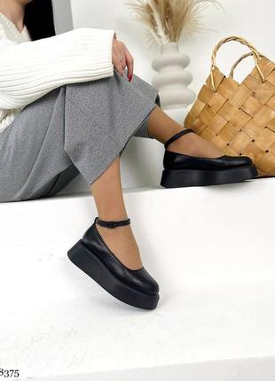 Стильні натуральні шкіряні туфлі чорного кольору, жіночі туфлі на завищеній підошві з ремінцем