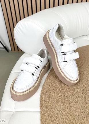 Стильні жіночі шкіряні кросівки білого кольору з тисненням, комфортні натуральні кросівки на липучках6 фото