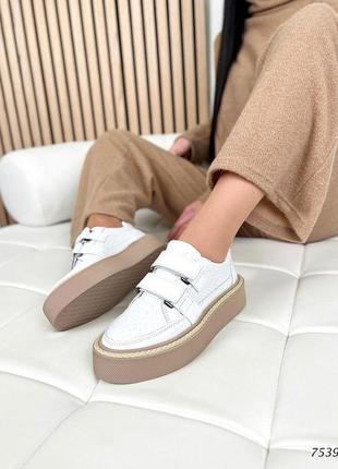 Стильні жіночі шкіряні кросівки білого кольору з тисненням, комфортні натуральні кросівки на липучках3 фото