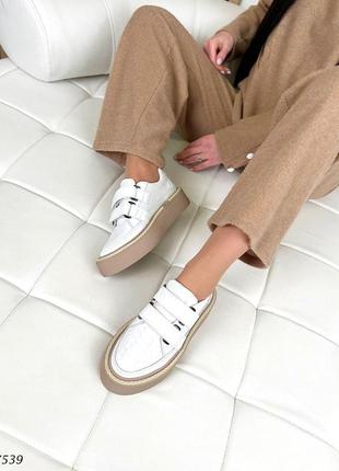 Стильні жіночі шкіряні кросівки білого кольору з тисненням, комфортні натуральні кросівки на липучках5 фото