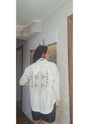 Жіноча котонова сорочка з вишивкою на спині