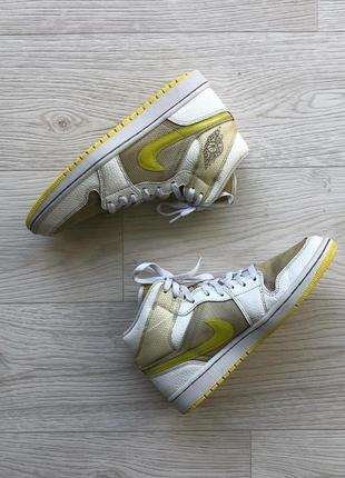 Лимитированные кроссовки nike air jordan w 1 retro mid se sneakers voltage yellow5 фото