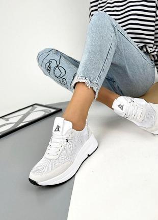 Стильні жіночі натуральні кросівки з перфорацією білого кольору, комфортні натуральні кросівки на шнурівці