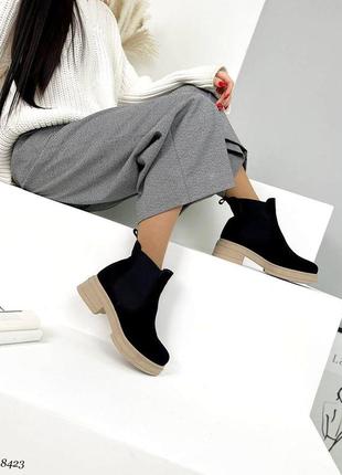 Стильні натуральні замшеві ботинки чорного кольору, трендові жіночі черевики, челсі на резинках, зима та демі