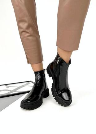 Стильні натуральні лакові ботинки чорного кольору, трендові жіночі черевики на змійці, зима та демі3 фото