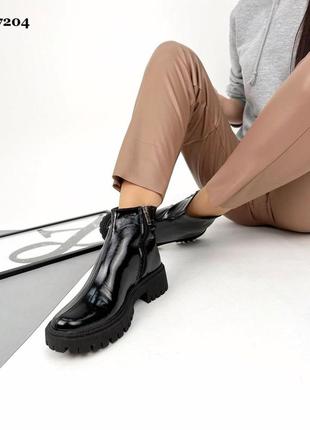 Стильні натуральні лакові ботинки чорного кольору, трендові жіночі черевики на змійці, зима та демі2 фото