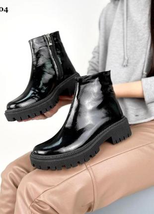 Стильні натуральні лакові ботинки чорного кольору, трендові жіночі черевики на змійці, зима та демі