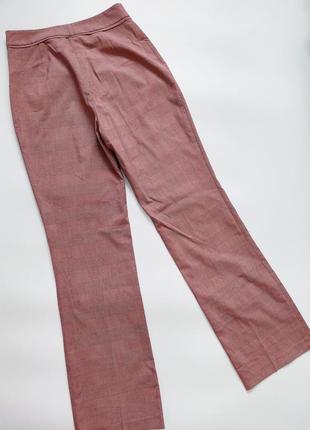 Жіночі світло бордові брюки в клітинку з кишенями від бренду o-i-s5 фото