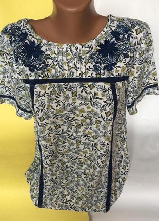 Красива футболка блуза з вишивкою