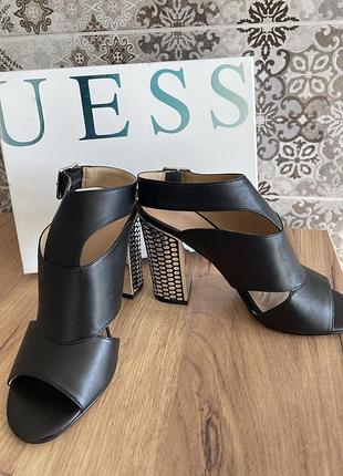 Босоніжки на підборі guess