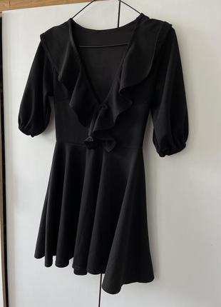 Черное платье с рюшами