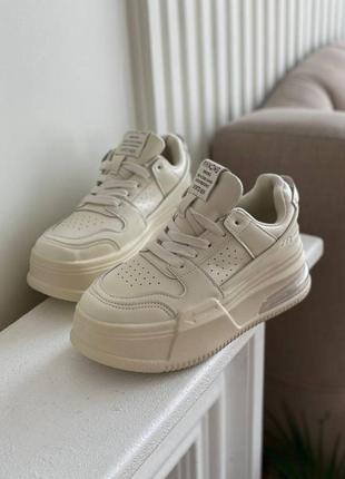 Молочні легенькі кросівки з натуральної шкіри на масивній підошві