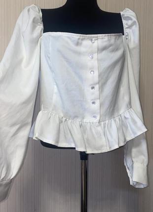 Белая блуза квадратная вырез с обьемными воланами3 фото
