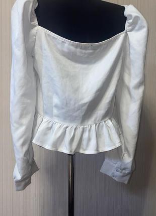 Белая блуза квадратная вырез с обьемными воланами4 фото