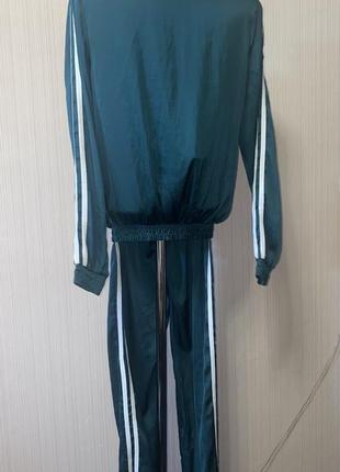 Зеленый костюм сатиновый атласный с лампасами4 фото