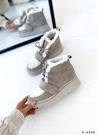 Натуральные замшевые бежевые демисезонные и зимние ботинки с белым мехом тедди3 фото