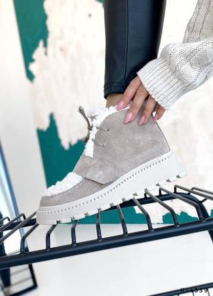 Натуральные замшевые бежевые демисезонные и зимние ботинки с белым мехом тедди5 фото