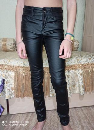 Крутые фирменные черные штаны на девочку рост 134 coolcat под кожу