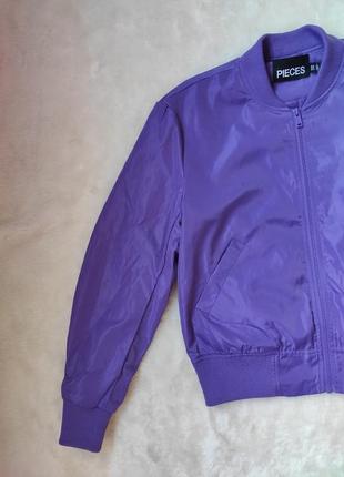 Фіолетова коротка куртка бомбер із блискавкою плащівка курточка демі вітровка дощовик pieces6 фото