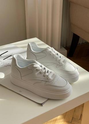 Білі шкіряні кеди з гладкої шкіри