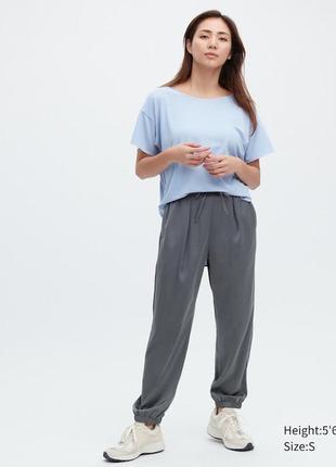 Легкие сатиновые джоггеры uniqlo2 фото