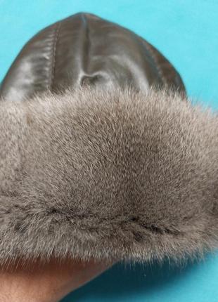 Новая фирменная кожаная шапка с натуральным мехом белки