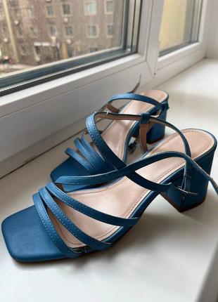 Босоніжки блакитного кольору