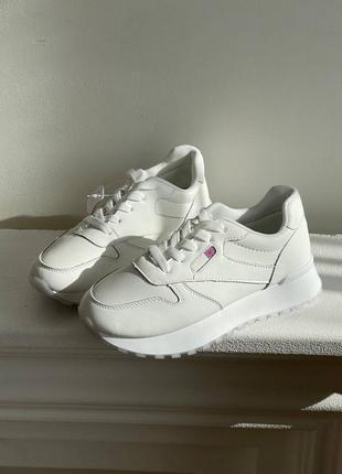 Білі шкіряні кросівки