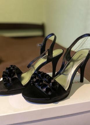 Черные босоножки