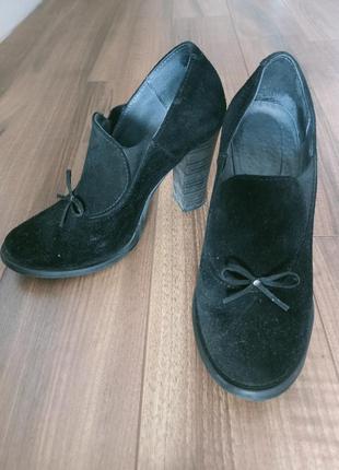 Туфли замшевые exclusive, чорні,  високий широкий каблук3 фото