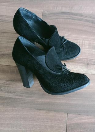 Туфли замшевые exclusive, чорні,  високий широкий каблук1 фото