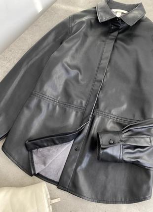 Черная эко кожаная рубашка от h&amp;m3 фото
