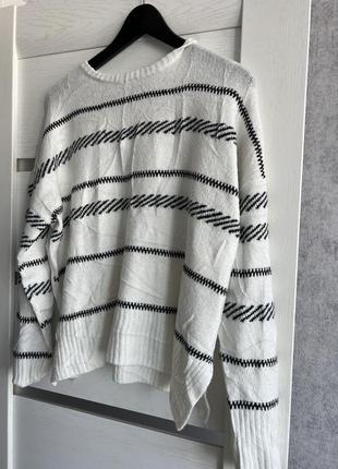 Черно белый свитер в полоску