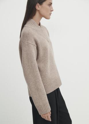 Вовняно-кашеміровий светр із високим v-подібним коміром новий оригінал2 фото