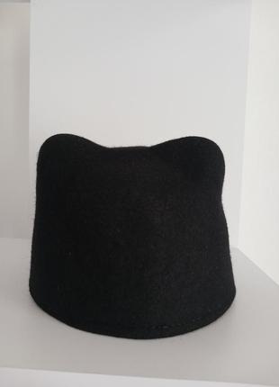 Шапка с ушками, шапка жокейка с ушками, черная жеокейка, шерстяная кепка жокейка3 фото