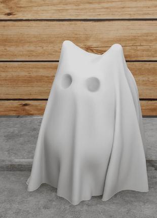 Котенок - привидение. маленький, белый.