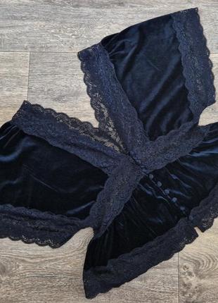 Темно-синя оксамитова блуза з мереживом