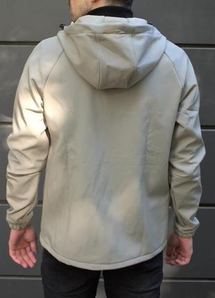 Бежева куртка soft shell на флісі7 фото